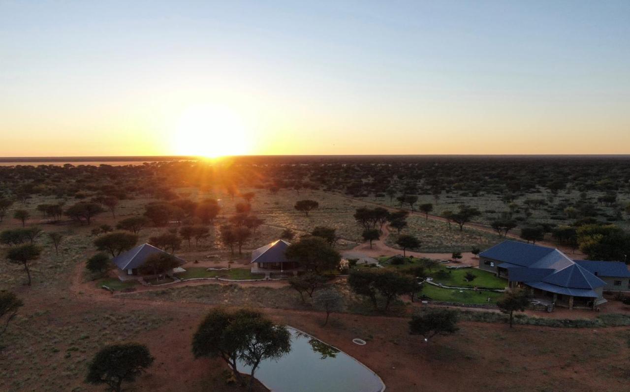 Africa Awaits Lodge & Safaris Gobabis Экстерьер фото