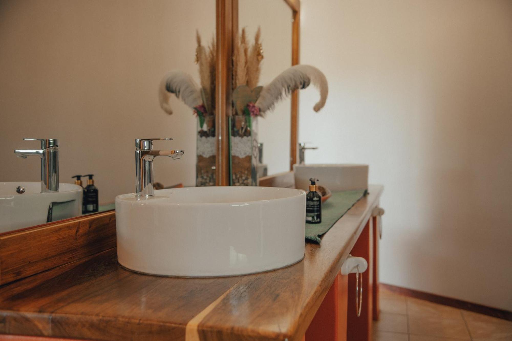 Africa Awaits Lodge & Safaris Gobabis Экстерьер фото