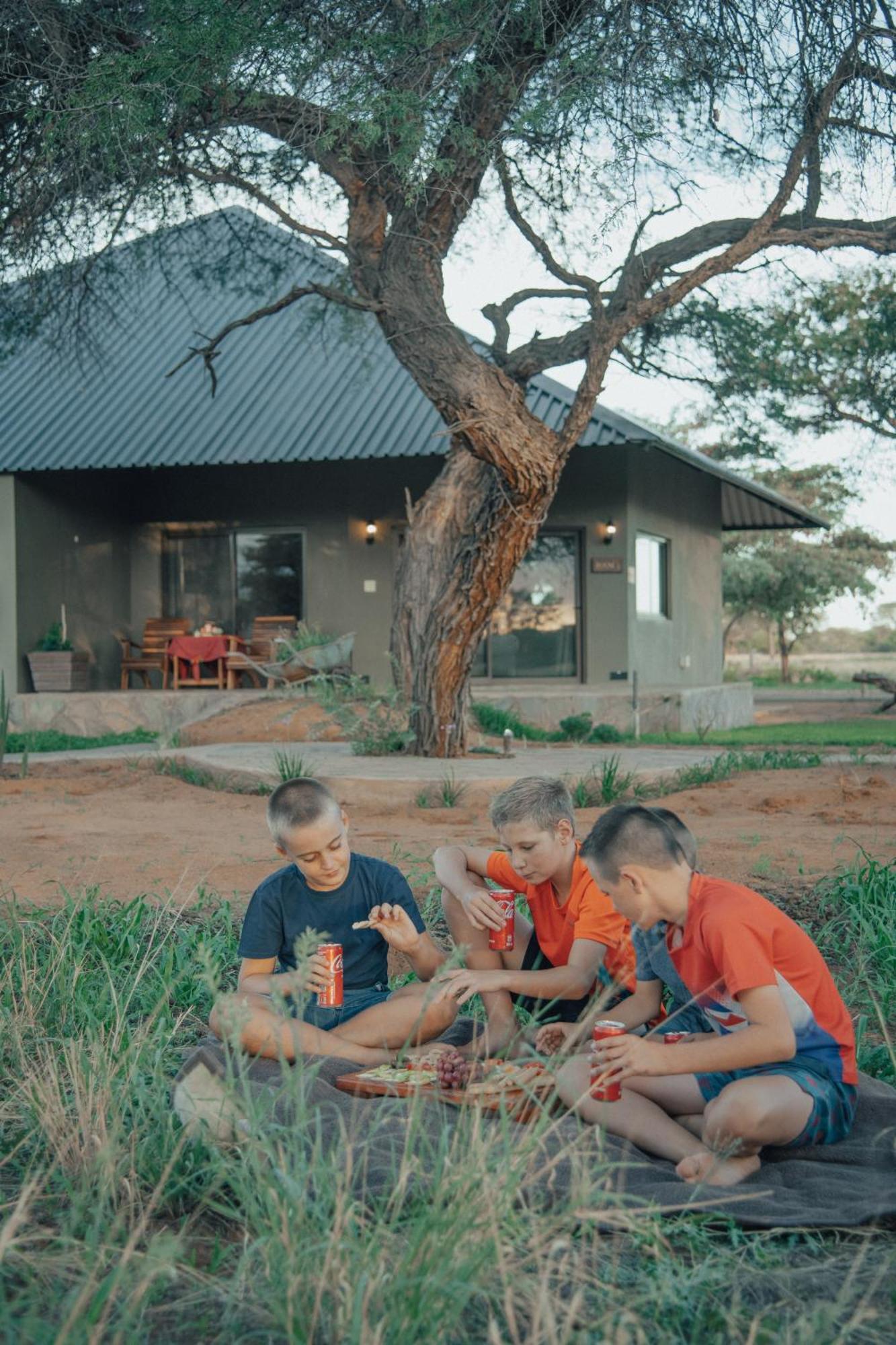 Africa Awaits Lodge & Safaris Gobabis Экстерьер фото