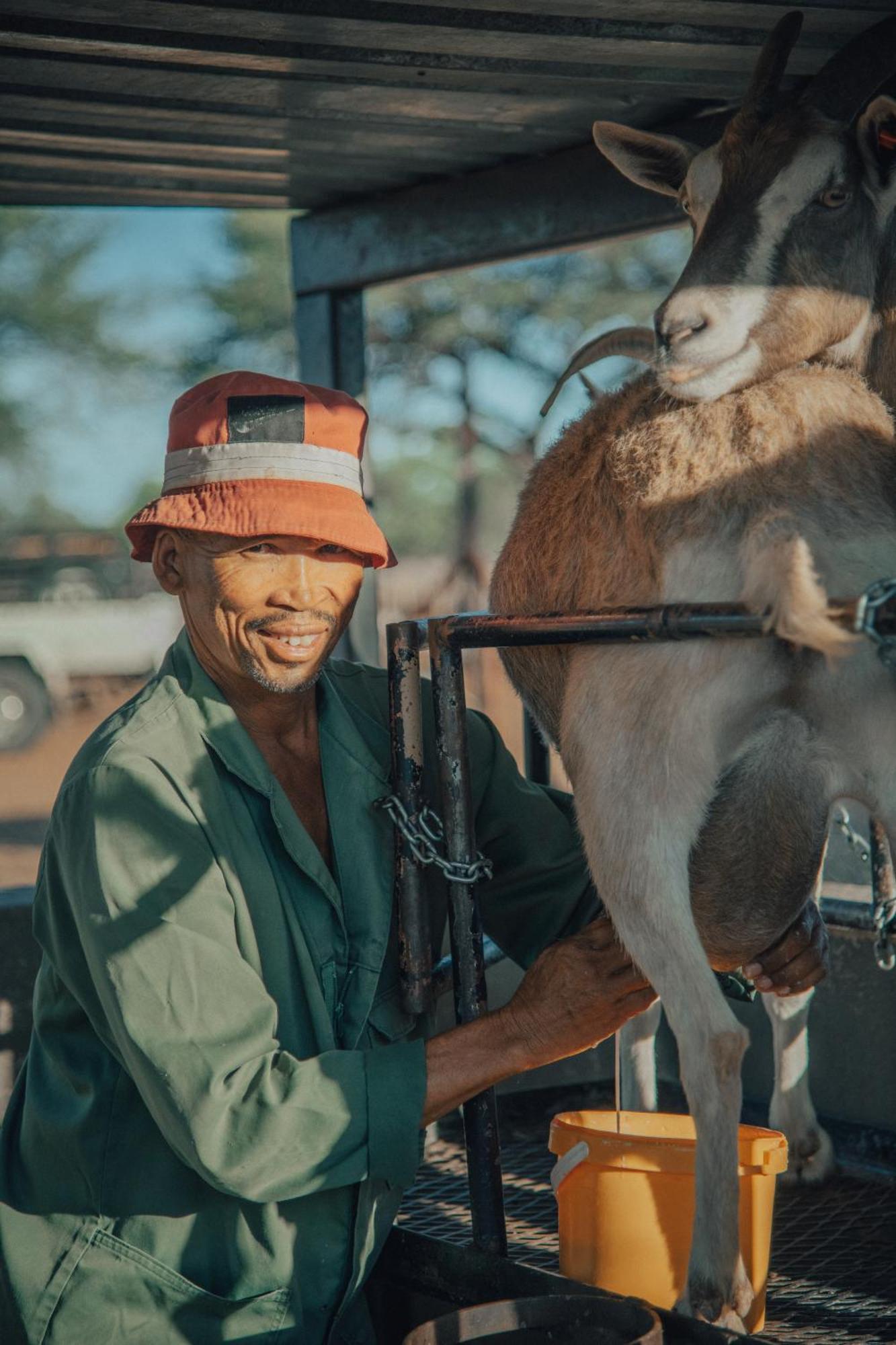 Africa Awaits Lodge & Safaris Gobabis Экстерьер фото